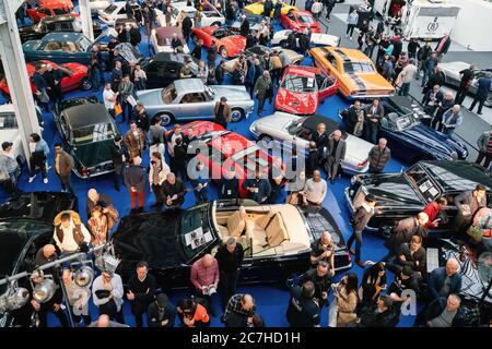22 febbraio 2020 - Londra, Regno Unito. La folla si aggiudica varie auto classiche all'asta. Foto Stock
