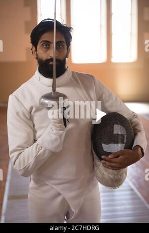 Ritratto di uomo che tiene il foglio di scherma e la maschera Foto Stock