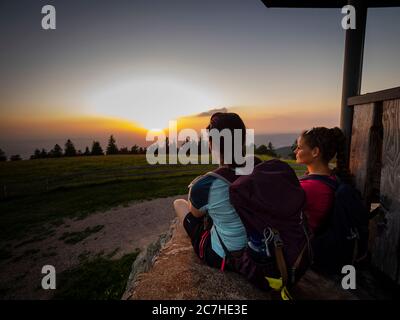 Escursioni sulla Zweälersteig, piramide sommitale sul Kandel, vista a ovest Foto Stock