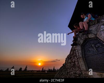 Escursioni sulla Zweälersteig, piramide sommitale sul Kandel, vista a ovest Foto Stock