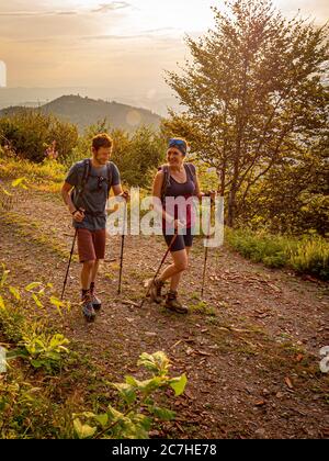 Escursioni sul Zweälersteig, sentiero escursionistico sul Tafelweg, guardando a ovest verso Hörnleberg con cappella Hörnleberg, sullo sfondo i Vosgi Foto Stock