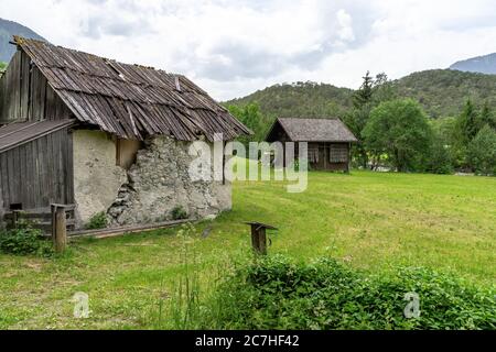 Europa, Austria, Tirolo, Alpi di Ötztal, Ötztal, vecchie case su un prato vicino a Brunau Foto Stock