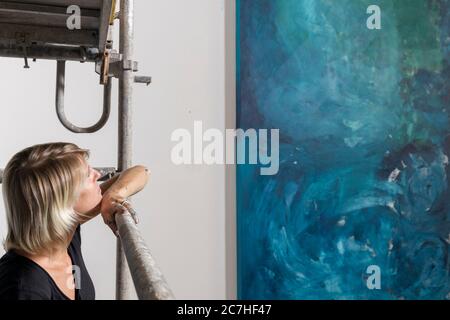 Ritz Carlton Abama Hotel, Playa San Juan, Tenerife, Isole Canarie, Spagna. 17 luglio 2020. L'artista Ibele Lybaert mette i tocchi finali ad un grande dipinto nella lobby dell'hotel Abama, mentre si prepara ad accogliere gli ospiti dal 24 luglio. I turisti stanno lentamente iniziando a tornare alle Canarie dopo il blocco del Covid 19. Foto Stock