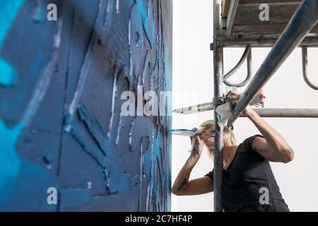 Ritz Carlton Abama Hotel, Playa San Juan, Tenerife, Isole Canarie, Spagna. 17 luglio 2020. L'artista Ibele Lybaert mette i tocchi finali ad un grande dipinto nella lobby dell'hotel Abama, mentre si prepara ad accogliere gli ospiti dal 24 luglio. I turisti stanno lentamente iniziando a tornare alle Canarie dopo il blocco del Covid 19. Foto Stock