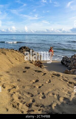 America, Caraibi, Greater Antilles, Repubblica Dominicana, Cabarete, donna sulla spiaggia del natura Cabana Boutique Hotel & Spa Foto Stock