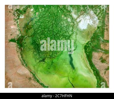 Vista satellitare della Bolivia, lago verde tra terre aride e montagne. Natura e vista aerea. Riscaldamento globale, cambiamento climatico Foto Stock