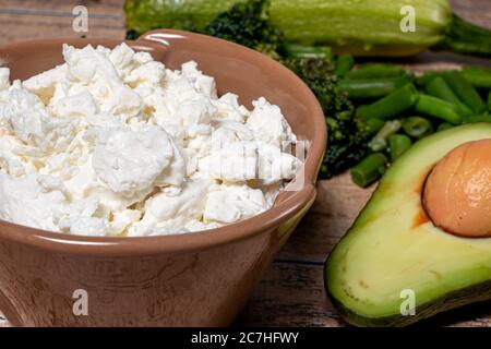 Formaggio di cottage e avocado maturo - nutrizione adeguata e benefici per il corpo. Ingredienti per dieta del keto, dieta di alimento crudo, dieta senza glutine. Foto Stock