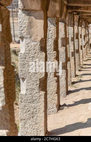 Arcade in rovina tempio indiano Foto Stock