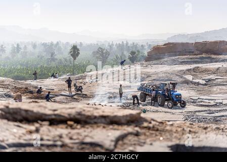 I lavoratori in cava rimuovono le macerie Foto Stock