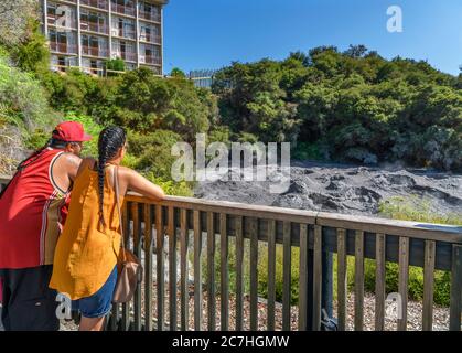 Piscine di fango (Ngawha uku) a te Puia, te Whakarewarewa Geotermal Valley, Rotorua, Nuova Zelanda Foto Stock