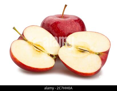 percorso di mela rossa a fette isolato su bianco Foto Stock