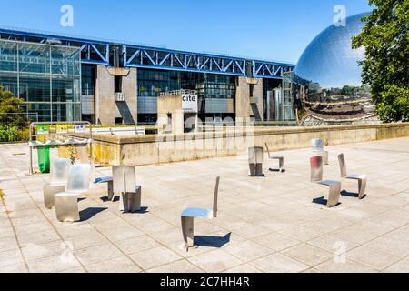 L'edificio Cité des Sciences et de l'Industrie, un museo della scienza, con il teatro sferico la Geode situato nel Parc de la Villette a Parigi, Francia. Foto Stock