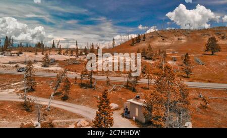 Colline di fronte al lago Yellowstone, Wyoming, Stati Uniti. Vista aerea Foto Stock