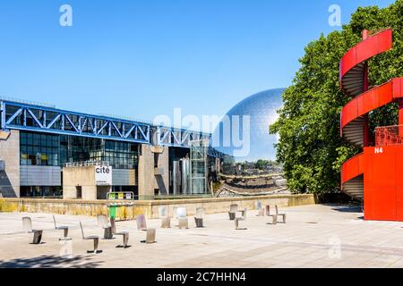 L'edificio Cité des Sciences et de l'Industrie, un museo della scienza, con il teatro sferico la Geode situato nel Parc de la Villette a Parigi, Francia. Foto Stock