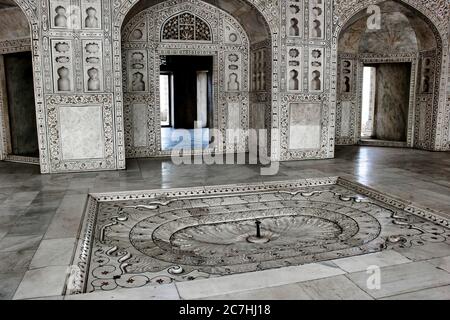 Agra, India - Aprile 10,2014: Agra Fort Royal Palace architettura interna con intricate opere d'arte e sculture di pareti. Agra Fort è un'architettura mughal Foto Stock