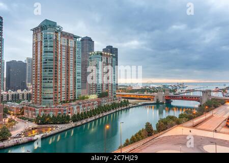 Chicago Buildings, attraverso il fiume Chigago vicino bordo del lago Michigan strade urbane, ponti e flussi di luci con luce luce da luci di strada, Illinois, Foto Stock