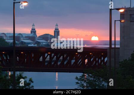 Ponte a due piani Outer Drive di Chicago River, attraversato da un lontano tramonto sul lago Michigan, con il Navy Pier tra il ponte e il lago come luce Foto Stock