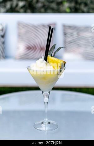 primo piano immagine di un cocktail alcolico di pinina colada di frutta surgelata su un tavolo Foto Stock