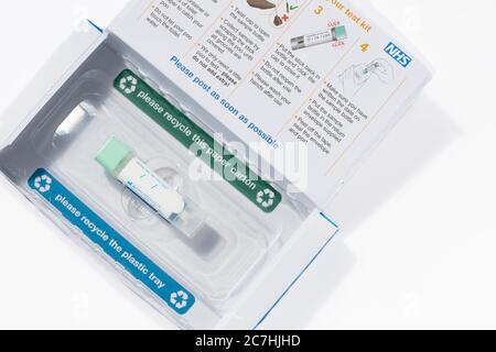 Kit UK NHS Bowel Cancer screening che mostra il contenuto e le istruzioni. Foto Stock