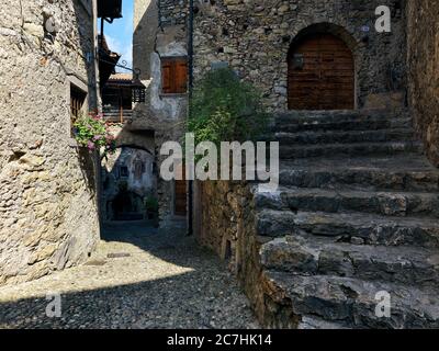 Muri in pietra, case in pietra, Medioevo, passaggio, cancello, rocce, ciottoli Foto Stock