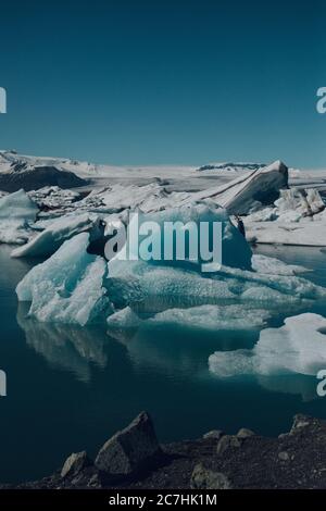 Scatto verticale dei bellissimi iceberg sull'acqua catturati In Islanda Foto Stock