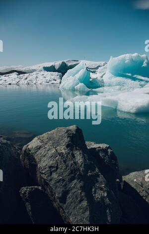 Scatto verticale dei bellissimi iceberg sull'acqua catturati In Islanda Foto Stock