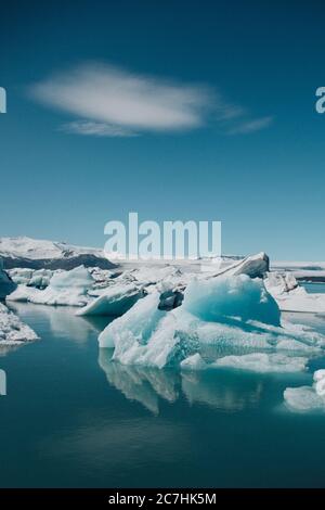 Scatto verticale di bellissimi iceberg sull'oceano catturato Islanda Foto Stock
