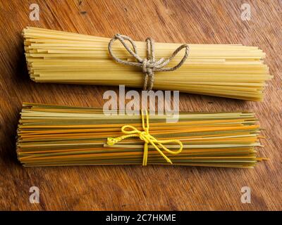 Spaghetti di grano duro in tre colori Foto Stock