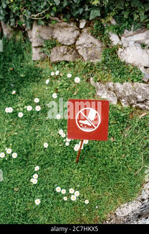 Il cartello non è di camminare sull'erba e sul prato. Gamba incrociata. È vietato camminare sull'erba. Foto Stock
