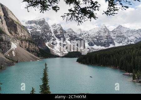 Foto ad alto angolo di un lago ghiacciato trasparente circondato da un paesaggio montano Foto Stock