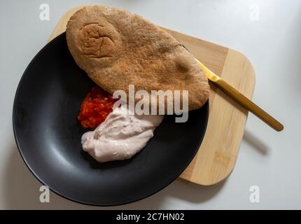 Taramosalata, salsa di pomodoro e pane pitta Foto Stock