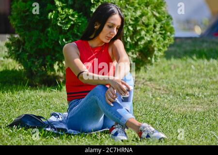 Donna armena nel lago Swan di Yerevan, Armenia Foto Stock