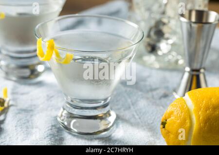 Boozy rinfrescante Gin Martini con una vernice al limone Foto Stock