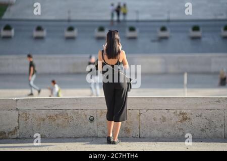 Donna in cascata di Yerevan, Armenia Foto Stock