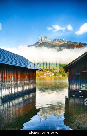 Misty mattina sul lago Altausseer vedere. Scena d'autunno al mattino. Località: località Altausseer See, Liezen Distretto Stiria, Austria, Alpi Foto Stock