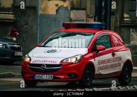 Budapest Ungheria 17 luglio 2020 Vista di un'ambulanza dall'Università Semmelweis trasfusione di sangue di emergenza che attraversa le strade di Budapest Foto Stock