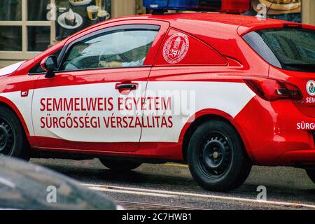 Budapest Ungheria 17 luglio 2020 Vista di un'ambulanza dall'Università Semmelweis trasfusione di sangue di emergenza che attraversa le strade di Budapest Foto Stock