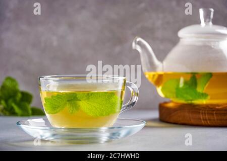 melissa naturale fresco, limone balsamo tisana in tazza di vetro. Foto Stock