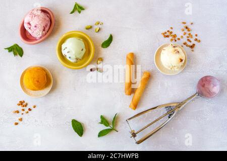 Set di scoop per gelato morbido o yogurt surgelato, sorbetto di diversi gusti. Vista dall'alto Foto Stock