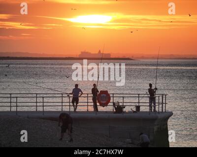 Sheerness, Kent, Regno Unito. 17 luglio 2020. Tempo in UK: Tramonto a Sheerness, Kent. Credit: James Bell/Alamy Live News Foto Stock