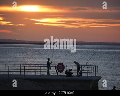 Sheerness, Kent, Regno Unito. 17 luglio 2020. Tempo in UK: Tramonto a Sheerness, Kent. Credit: James Bell/Alamy Live News Foto Stock