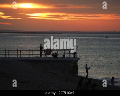 Sheerness, Kent, Regno Unito. 17 luglio 2020. Tempo in UK: Tramonto a Sheerness, Kent. Credit: James Bell/Alamy Live News Foto Stock