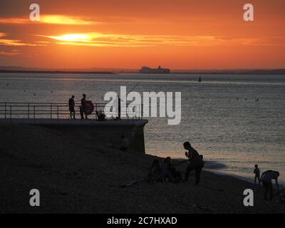 Sheerness, Kent, Regno Unito. 17 luglio 2020. Tempo in UK: Tramonto a Sheerness, Kent. Credit: James Bell/Alamy Live News Foto Stock