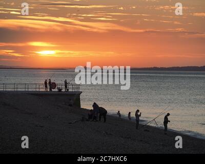 Sheerness, Kent, Regno Unito. 17 luglio 2020. Tempo in UK: Tramonto a Sheerness, Kent. Credit: James Bell/Alamy Live News Foto Stock