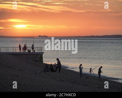 Sheerness, Kent, Regno Unito. 17 luglio 2020. Tempo in UK: Tramonto a Sheerness, Kent. Credit: James Bell/Alamy Live News Foto Stock