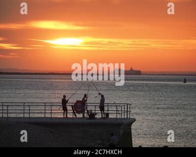 Sheerness, Kent, Regno Unito. 17 luglio 2020. Tempo in UK: Tramonto a Sheerness, Kent. Credit: James Bell/Alamy Live News Foto Stock