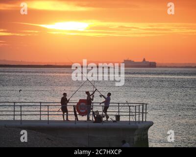 Sheerness, Kent, Regno Unito. 17 luglio 2020. Tempo in UK: Tramonto a Sheerness, Kent. Credit: James Bell/Alamy Live News Foto Stock