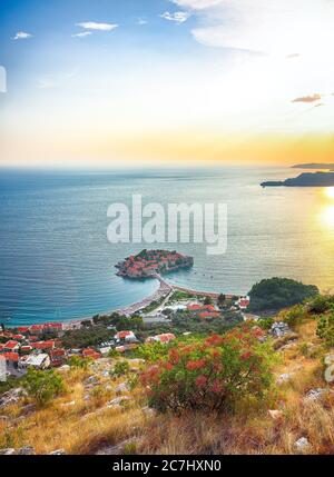 Vista aerea del tramonto dell'isolotto Sveti Stefan dalla chiesa di st. Punto di osservazione di Sava. Posizione: chiesa punto di vista di San Sava, Montenegro, Balcani, mare Adriatico, e Foto Stock