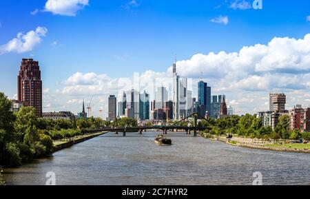Panorama estivo del quartiere finanziario di Francoforte, Germania Foto Stock