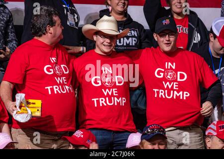 I sostenitori del presidente Trump indossano le magliette Faith in God e Trump al rally nel Bojangle's Coliseum Foto Stock